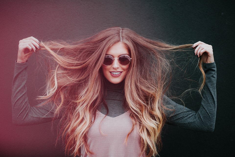 Une coiffure originale pour un look distingué