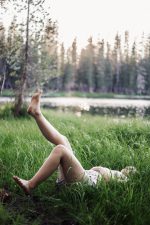 Femme allongée dans l'herbe