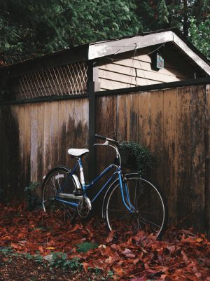 Vélo bleu posé contre un mur