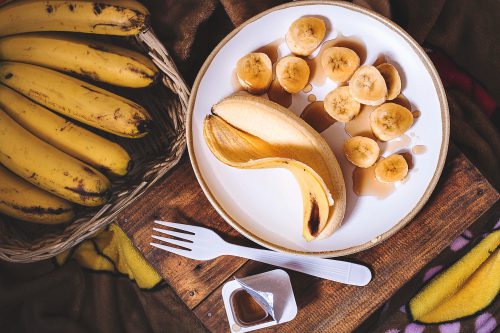 Assiette et corbeille de bananes